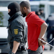 23-letni Togijczyk opuszcza obóz dla imigrantów w Ellwangen w asyście policji.