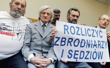 Proces sądowy w sprawie funkcjonariuszy SB Ciastonia i Sasina, Warszawa 27 sierpnia 2013 r. Na zdjęc
