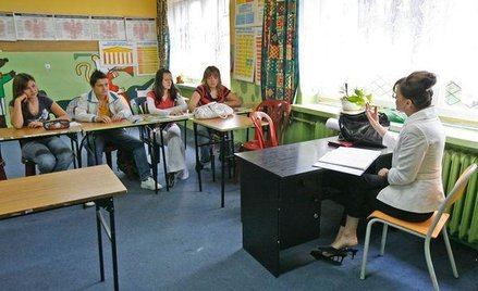 Nauczyciel zaopiekuje się dziećmi przed świętami