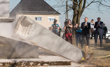 Demontaż pomnika Armii Czerwonej w miejscowości Chrzowice