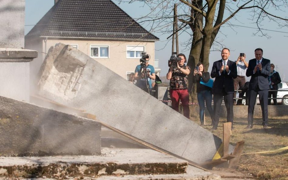 Demontaż pomnika Armii Czerwonej w miejscowości Chrzowice