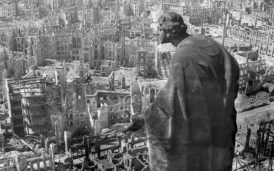 Drezno po nalotach alianckich na fotografii Richarda Petera﻿, wykonanej z wieży ratuszowej w kierunk