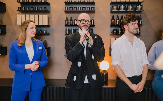 Mat Kubaj (w środku) podczas otwarcia showroomu marki MOKOSH.