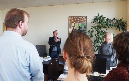 Goście dotarli wreszcie do działu handlowego, gdzie spotkali się z Agnieszką Chwedorczuk