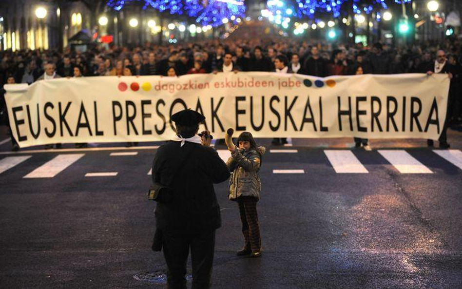 Bilbao - demonstranci domagają się uwolnienia bojowników ETA