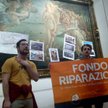 Florencja: Protest w galerii Uffizi. Zdjęcia przyklejone do obrazu "Narodziny Wenus”