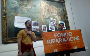 Florencja: Protest w galerii Uffizi. Zdjęcia przyklejone do obrazu "Narodziny Wenus”