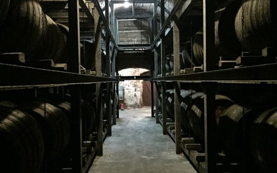 W magazynach Starki najstarsze beczki leżakują od 1947 roku.