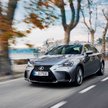 Zmodernizowany Lexus IS wyróżnia się m.in. diodowymi reflektorami oraz inną stylistyką aluminiowych 