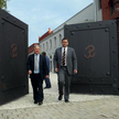 Lech Kaczyński i Jan Ołdakowski tuż przed otwarciem Muzeum Powstania Warszawskiego, 1 sierpnia 2004