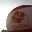 Ile na pomoc dla potrzebujących wydaje Caritas Polska? I ile zarabia zarząd?
