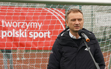 Sławomir Nitras, minister sportu i turystyki, wybrał na miejsce konferencji boisko sportowe