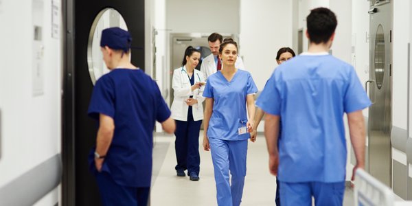 „Rekord? 519 godzin w jednym miesiącu”. Lekarze o dyżurach i zarobkach