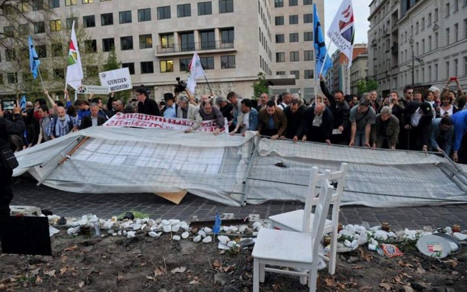 Protest na placu Wolności. Lewica wykorzystuje konflikt do odwrócenia uwagi od klęski wyborczej