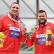 Wojciech Nowicki (z lewej) i Paweł Fajdek z medalami z Eugene