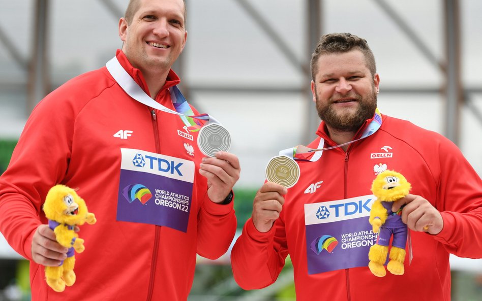 Wojciech Nowicki (z lewej) i Paweł Fajdek z medalami z Eugene