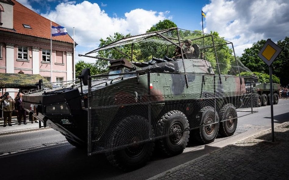 KTO Rosomak z wieżą Hitfist-30P wraz z anhydronową klatką