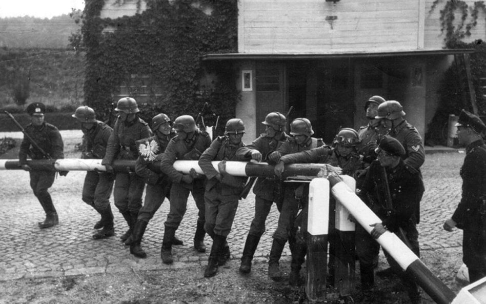 Policja Wolnego Miasta Gdańska przekracza granicę Polski – łamanie szlabanu granicznego (niemieckie 