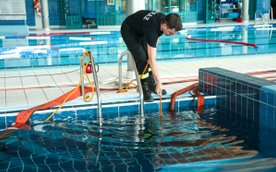 Akcję przepompowywania wody wspierają strażacy z OSP w Wesołej