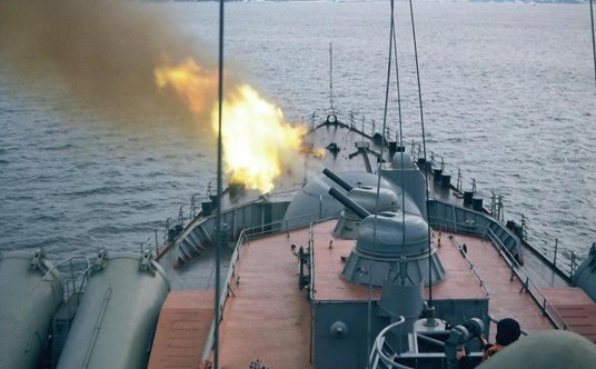 Krążowniki projektu 1164 mają po sześć zestawów artyleryjskich AK-630M. Na zdjęciu dziobowa bateria 