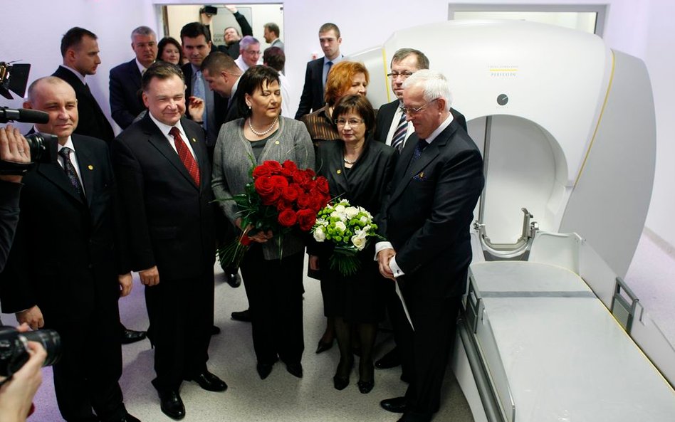 17.11.2010 WARSZAWA, UL. KONDRATOWICZA 8, SZPITAL BRÓDNOWSKI. UROCZYSTE URUCHOMIENIE URZĄDZENIA "NÓŻ