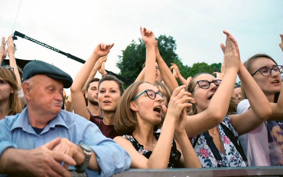 Na początku lat 90. celem ówczesnego dyrektora rozgłośni było zostawienie „Lata z radiem” „przy nawi