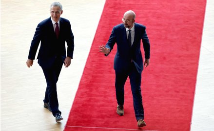 Na szczycie pojawił się sekretarz generalny NATO Jens Stoltenberg (z lewej), tu z przewodniczącym Ra