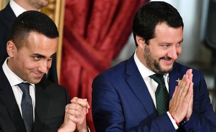 Kto skuteczniej hipnotyzuje Włochów? Chyba jednak nie Luigi Di Maio (z lewej), lecz Matteo Salvini. 