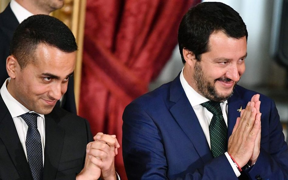 Kto skuteczniej hipnotyzuje Włochów? Chyba jednak nie Luigi Di Maio (z lewej), lecz Matteo Salvini. 