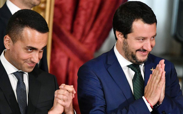 Kto skuteczniej hipnotyzuje Włochów? Chyba jednak nie Luigi Di Maio (z lewej), lecz Matteo Salvini. 