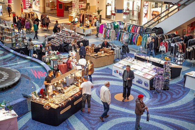 Na stoiskach można znaleźć ozdoby wykonane z różnych materiałów