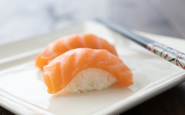 Łosoś z „in vitro”: rusza pierwszy taki sushi bar na świecie