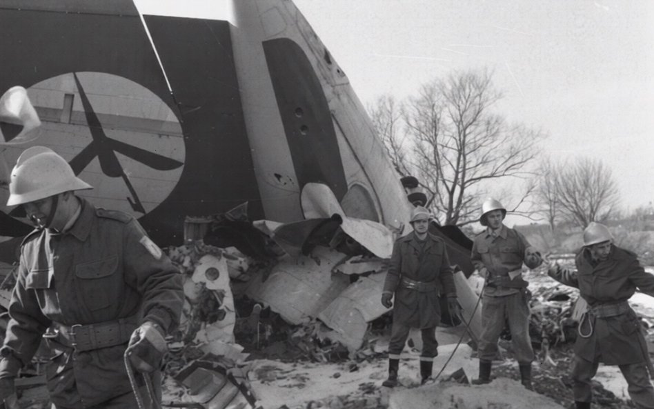 Samolot rozbił się, uderzając z ogromną siłą o ziemię; po ścięciu skrzydłem drzewa, roztrzaskał się 