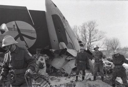 Samolot rozbił się, uderzając z ogromną siłą o ziemię; po ścięciu skrzydłem drzewa, roztrzaskał się 