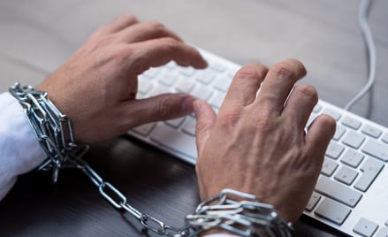 Michał Bieniak: Cenzura internetu, czyli zabawa małpy z brzytwą
