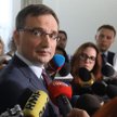 Minister sprawiedliwości Zbigniew Ziobro, choć w politycznej defensywie, nie spuszcza jednak z tonu.