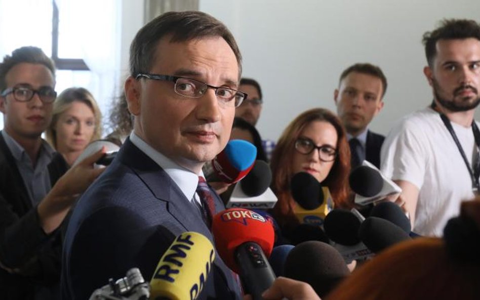 Minister sprawiedliwości Zbigniew Ziobro, choć w politycznej defensywie, nie spuszcza jednak z tonu.