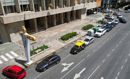 Kolejka przed stacją paliw w Argentynie