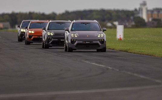 Gromada nowych Porsche Macan