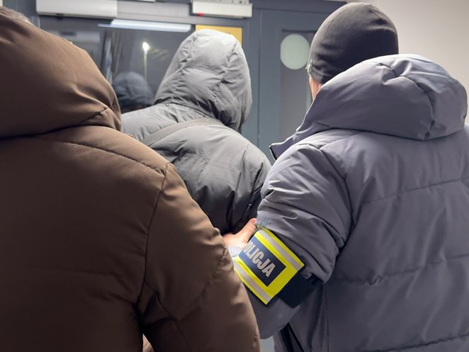 Okazało się, że dwaj mężczyźni w wieku 21 i 22 lat przyjechali pod placówkę wspólnie z zatrzymanym w