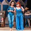 Monika Korybalska (Dorabella) i Katarzyna Oleś-Blacha (Fiordiligi) w „Cosi fan tutte”