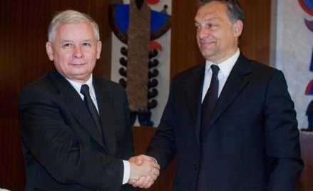 Viktorowi Orbanowi (z prawej) do głowy by nie przyszło wystawienie do walki o urząd premiera statyst