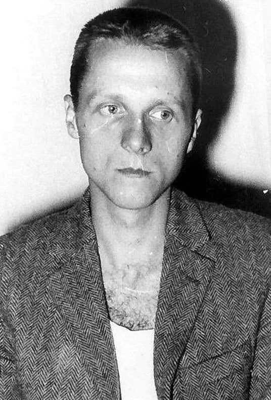 Stefan Niesiołowski – współzałożyciel i jeden z liderów organizacji „Ruch”. W latach 1968–1970 uczes