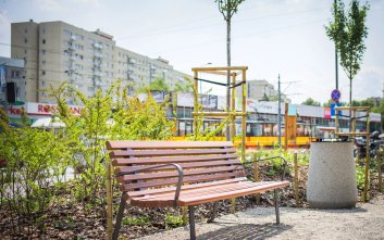 Przy konstrukcji ławki warszawskiej głównym założeniem było stworzenie mebla estetycznego, ekonomicz