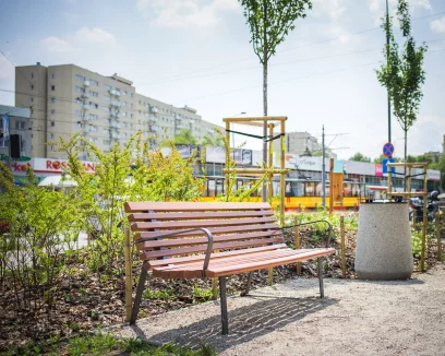 Przy konstrukcji ławki warszawskiej głównym założeniem było stworzenie mebla estetycznego, ekonomicz