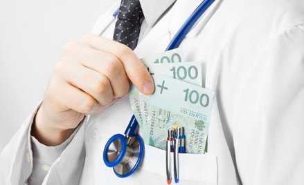 Lekarze chcą pracować w publicznej służbie zdrowia za 15-20 tys. zł