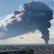 Dym nad płonącym magazynem Wildberries w Petersburgu, po ataku ukraińskiego drona