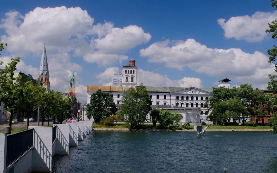 Swoją nazwę Biała Fabryka zawdzięcza otynkowaniu, które różni ją od późniejszych surowych budynków z