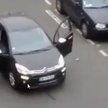 Dwaj z trzech napastników sekundy po ataku na redakcję satyrycznego tygodnika „Charlie Hebdo” w cent
