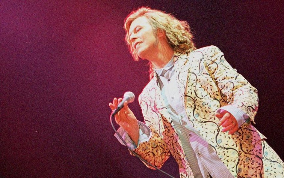 Dawid Bowie (1947–2016) podczas koncertu w Glastonbury